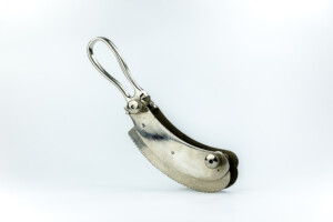 Piła do ciecia kręgosłupa; 1960-1990; technika mieszana; stal; MHM WUM/2933