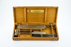 Zestaw narzędzi chirurgicznych; J.JODŁOWSKI Sp. z o. o. Fabryka Narzędzi Chirurgicznych i Weterynaryjnych; XX w.; drewno, stal; technika mieszana; MHM WUM/127