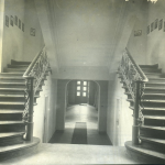 Klatka schodowa w budynku Zakładu Medycyny Sądowej; 1945-1981; fotografia; MHM WUM/1222