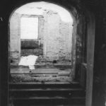 Zniszczony podczas działań wojennych budynek Zakładu Medycyny Sądowej; 1945-1981; fotografia; MHM WUM/1222