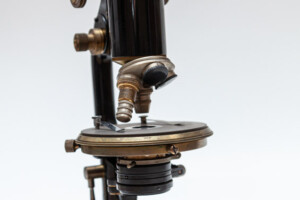 Mikroskop; C. Reichert Optical Company; ok. 1900; metal, szkło; wyrób fabryczny; MHM WUM/3454