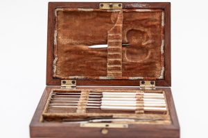 Zestaw narzędzi do preparacji; 2. poł. XIX w.; drewno, metal, kość słoniowa; wyrób fabryczny; MHM WUM/3456