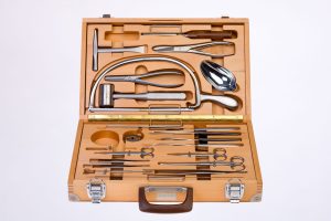 Zestaw narzędzi z Zakładu Medycyny Sądowej AM; okres powojenny; metal, drewno; technika mieszana; MHM WUM/D/18/3