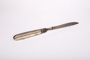 Nóż chirurgiczny; XX w.; stal; wyrób fabryczny; MHM WUM/3472