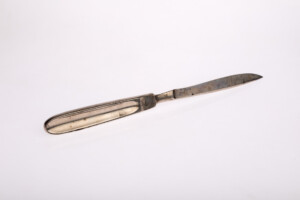 Nóż chirurgiczny; XX w.; stal; wyrób fabryczny; MHM WUM/3472