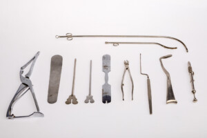 Zestaw narzędzi chirurgicznych; 1930-1970; metal; wyrób fabryczny; MHM WUM/3059