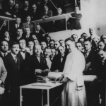 Profesor Jan Zaorski podczas zajęć w Anatomicum; 1920/30; fotografia; MHM WUM/1309