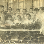 Studenci Wydziału Lekarskiego Uniwersytetu Warszawskiego podczas ćwiczeń w prosektorium; 1916; fotografia sepiowa; MHM WUM/904