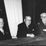 Zjazd słuchaczy Szkoły Zaorskiego - prof. Ludwik Paszkiewicz, prof. Franciszek Czubalski, prof. Witold Orłowski; Warszawa; 1958; fotografia; MHM WUM/946