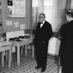 Profesor Ludwik Paszkiewicz na wystawie w Klinice Chorób Zakaźnych; Warszawa; 1961; fotografia; MHM WUM/949